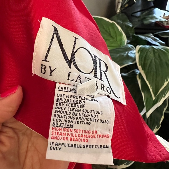 Looking for a classy wedding dress that is red! Noir by Laredo is it. Size 6 - Picture 6 of 9
